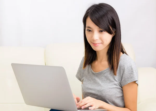 Aziatische vrouw met laptop — Stockfoto