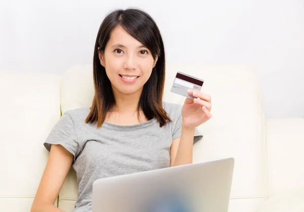 Asiatin mit Laptop zum Online-Shopping — Stockfoto