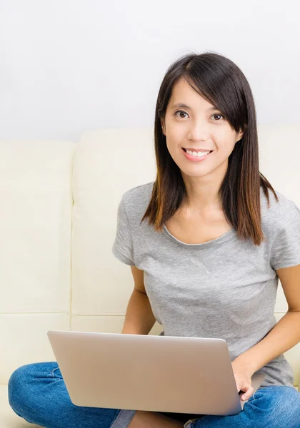 Aziatische vrouw met laptop — Stockfoto