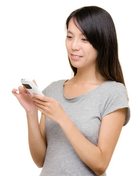 Aziatische vrouw leest sms op telefoon — Stockfoto