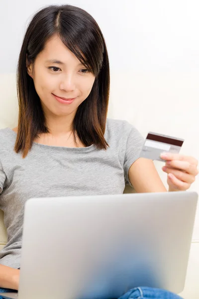 亚洲女性使用的笔记本电脑的在线购物 — 图库照片