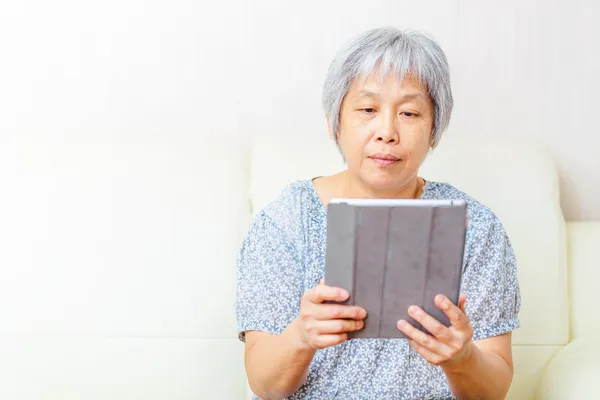 Asiatique vieille femme en utilisant tablette — Photo
