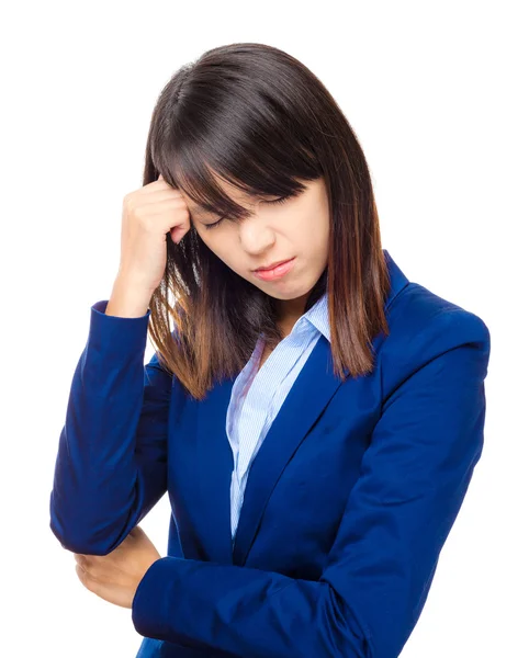 Азиатская деловая женщина с серьезной головной болью — стоковое фото