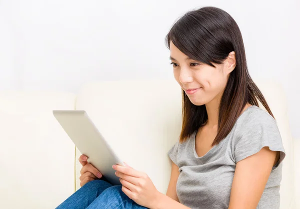 Mulher asiática olhando para tablet digital — Fotografia de Stock