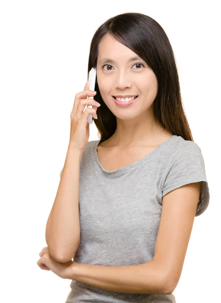 Asiatisk kvinna på telefonsamtal — Stockfoto