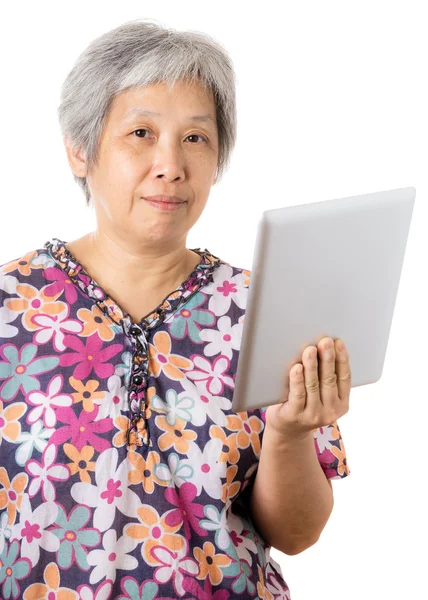 Азиатская старуха с цифровым планшетом — стоковое фото