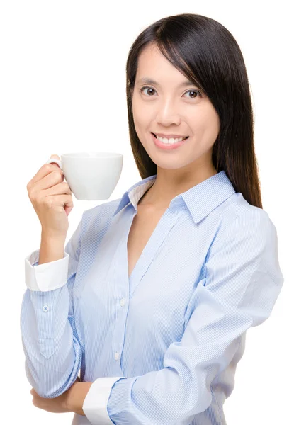Bir fincan kahve tutan Asya iş kadın — Stok fotoğraf
