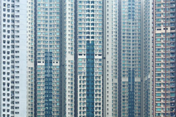 Edificio sovrappopolato in città — Foto Stock