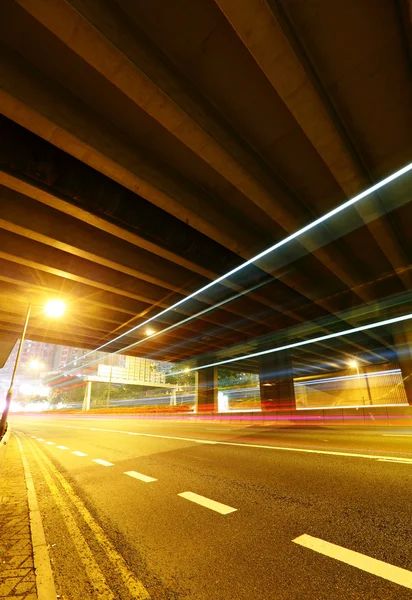 Tunnel med trafik trail — Stockfoto