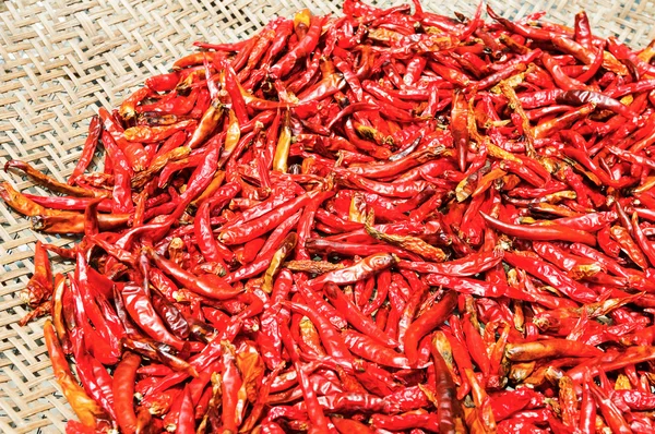 Rode chilipepertjes op de mand — Stockfoto