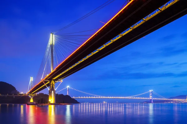 Ponte de suspensão em Hong Kong à noite — Fotografia de Stock