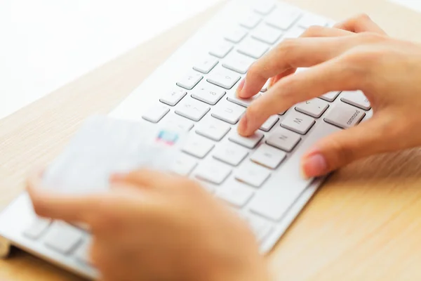 Compras online com cartão de crédito e teclado — Fotografia de Stock