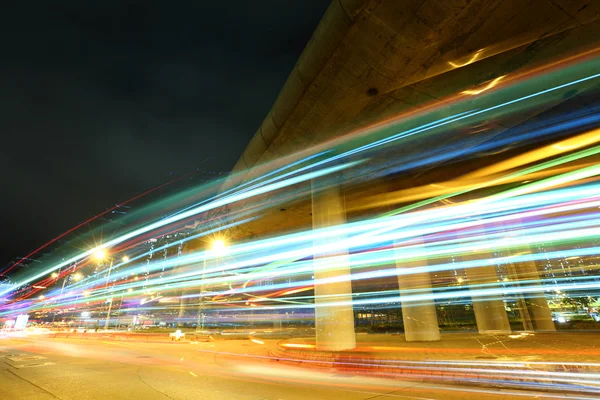 Verkeer parcours in stad bij nacht — Stockfoto