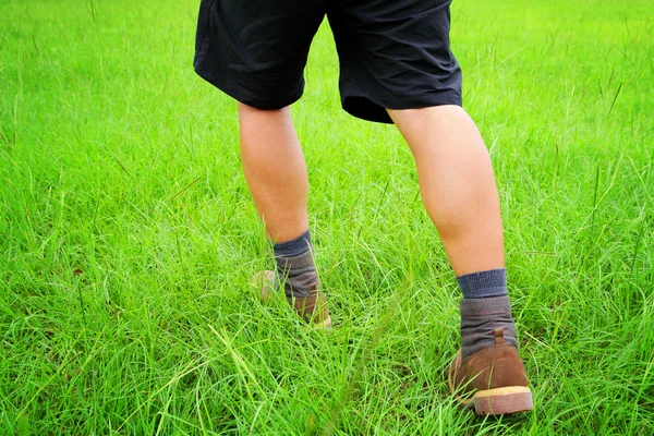 Man walking na trawniku — Zdjęcie stockowe