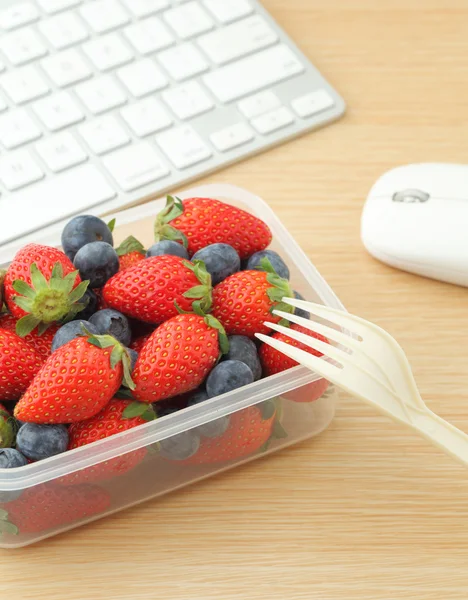 Scatola sana per il pranzo nella scrivania — Foto Stock