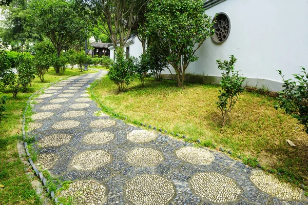 Camino de piedra de guijarro en el jardín chino — Foto de Stock