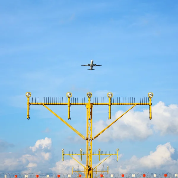 Airport aanpak landing richting licht — Stockfoto