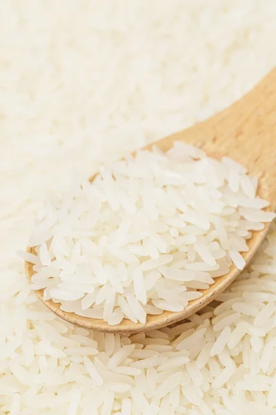 Vitt ris på tesked — Stockfoto