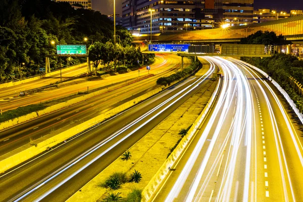 Busy traffic on highway at night — Stockfoto