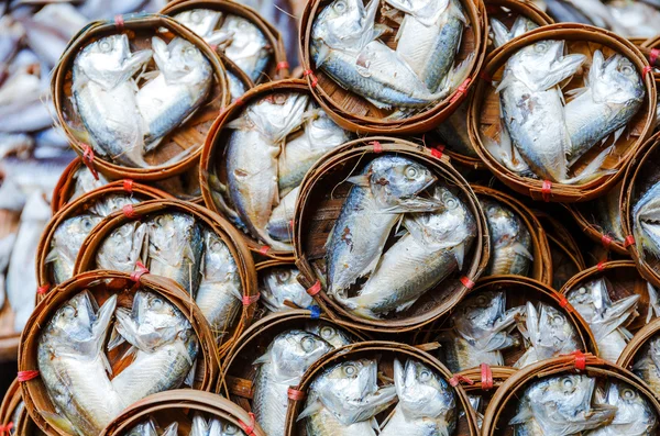 Ryby v sudech na prodej na trhu v Bangkoku — Stock fotografie
