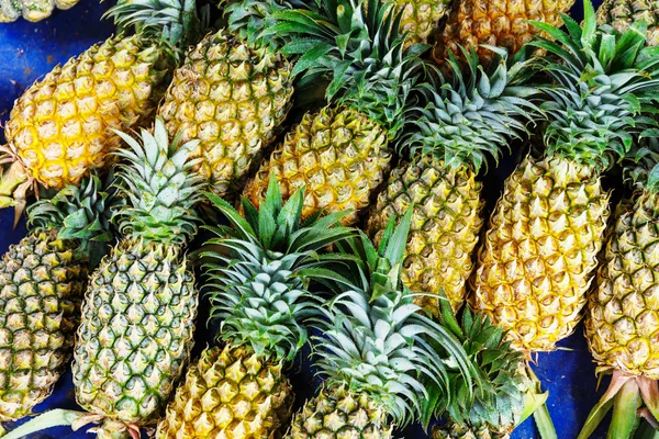 Kupie ananas — Zdjęcie stockowe