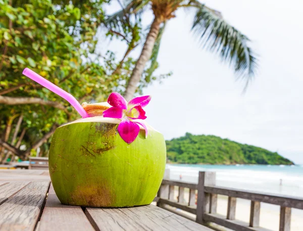 Boisson à la noix de coco dans la station — Photo