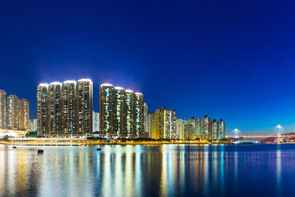 Apartment building in Hong Kong at night — Stock Photo, Image