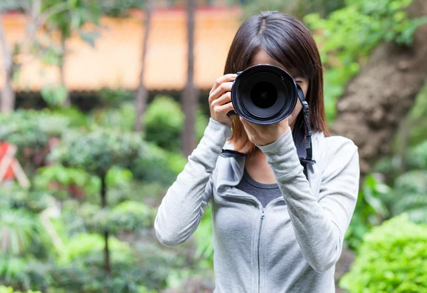 Female photographer takes photo — Stock Photo, Image