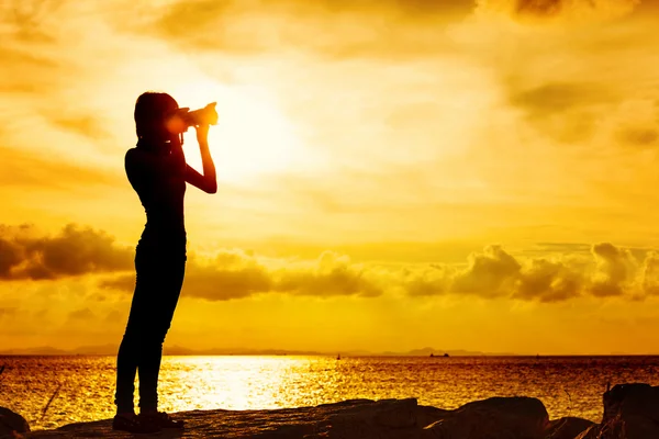 Silhouette photographer at sunset — Stock Photo, Image