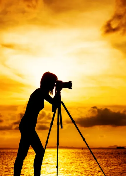 Silhouette female photographer at sunset — Stock Photo, Image