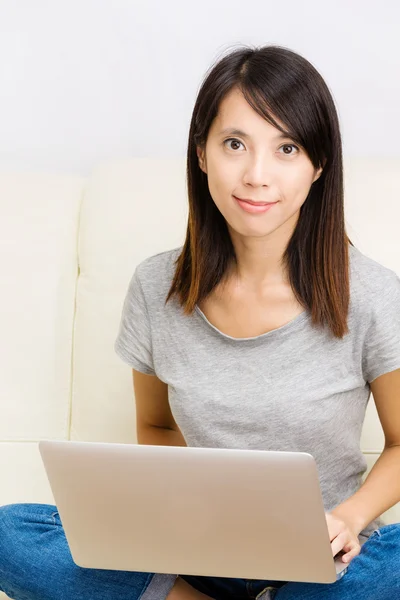 Aziatische vrouw laptop gebruiken — Stockfoto