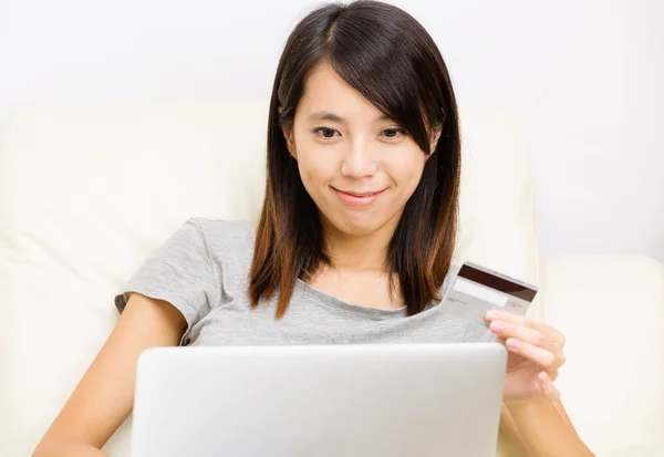 Asiatisk kvinna glad för online shopping — Stockfoto