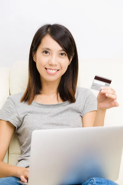 Aziatische vrouw laptop gebruiken voor online winkelen — Stockfoto