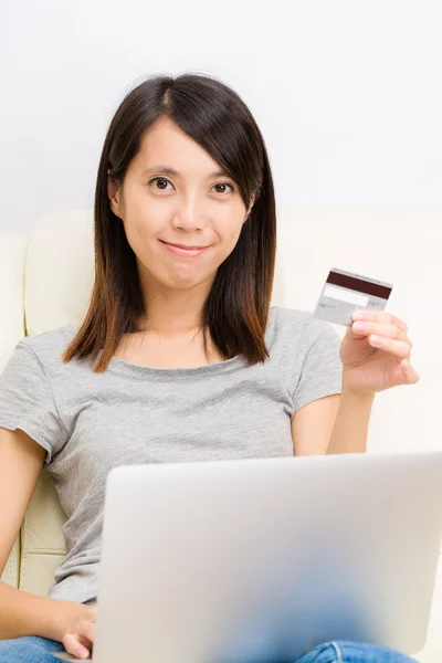 Asijské žena pomocí poznámkového bloku pro online nakupování — Stock fotografie