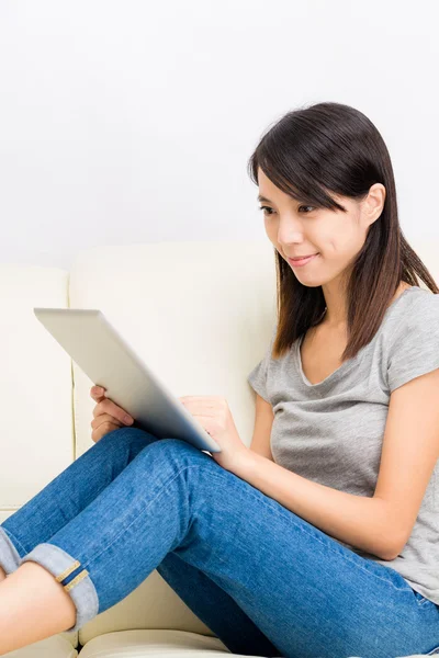 Asiatico donna uso tablet computer a casa — Foto Stock