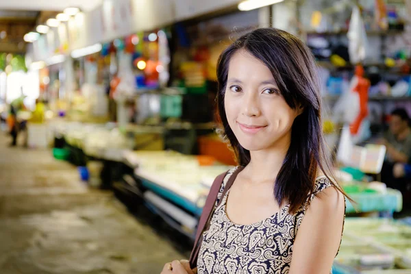 Asiática dona de casa no mercado molhado — Fotografia de Stock