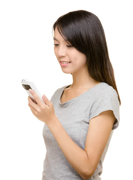 Asiatisk kvinna med mobila — Stockfoto