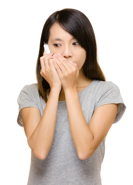 Mujer asiática hablando teléfono en secreto — Foto de Stock