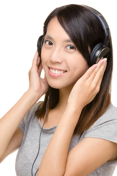 Asiatico donna ascoltare musica con cuffie — Foto Stock