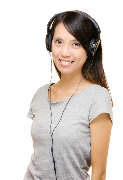 Aziatische vrouw luisteren muziek met hoofdtelefoon — Stockfoto