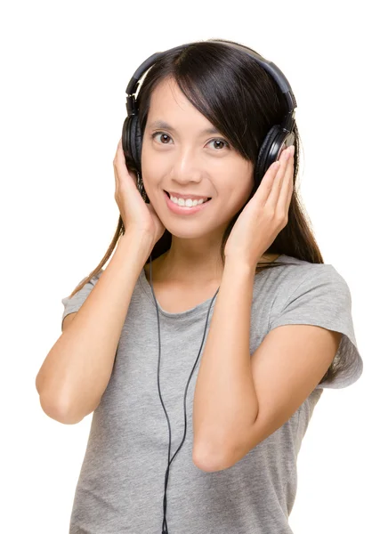 Asiatico donna ascoltare musica con cuffie — Foto Stock