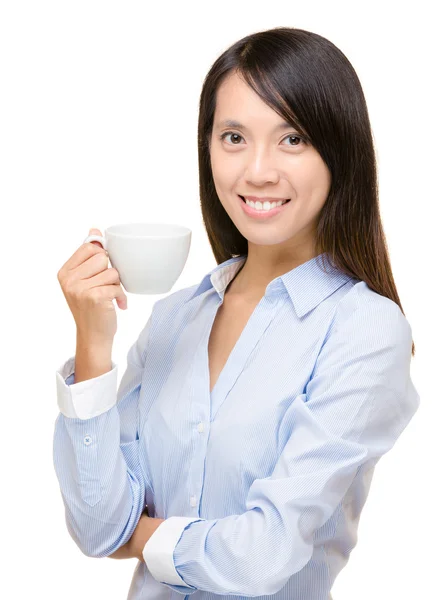 Asiática mulher de negócios segurando uma xícara — Fotografia de Stock