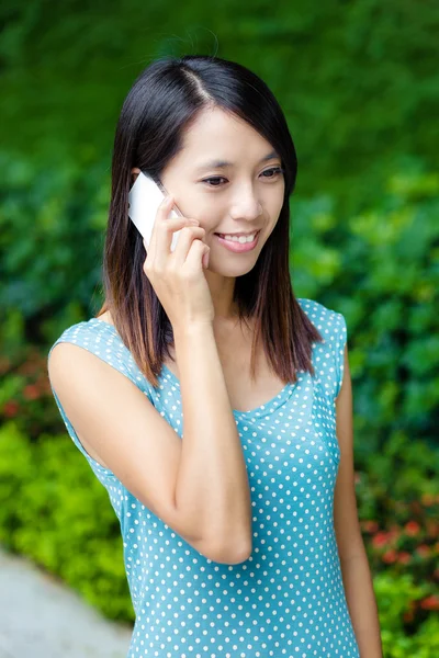 Asiatisk kvinna prata telefon på utomhus — Stockfoto