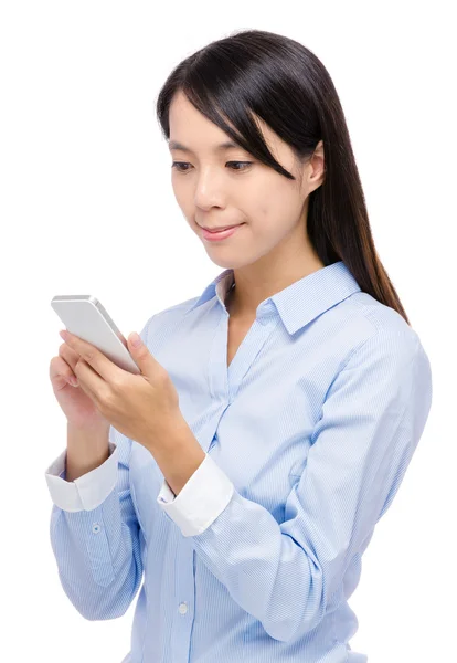 Asian woman reading something on phone — Stock Photo, Image