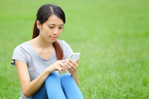 Asian woman using mobile — Stock Photo, Image