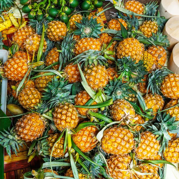 Ananasy w rynku świeżych owoców — Zdjęcie stockowe