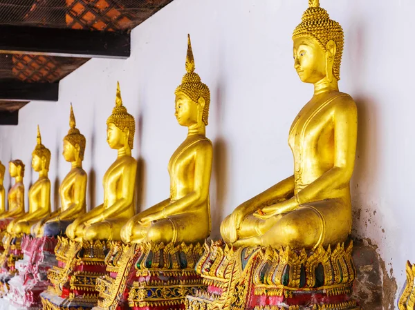 Guld buddha staty i templet — Stockfoto