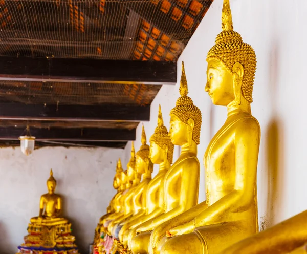 Golden buddha statue in row — Stock Photo, Image