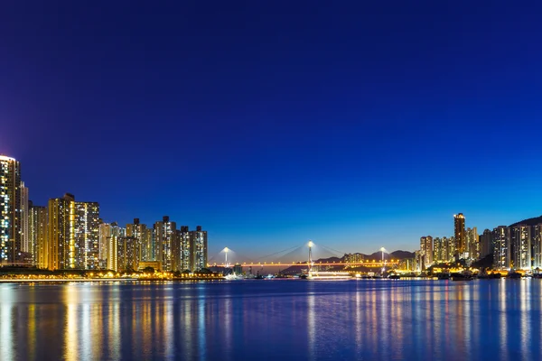 Residential building in Hong Kong at night — Stock Photo, Image