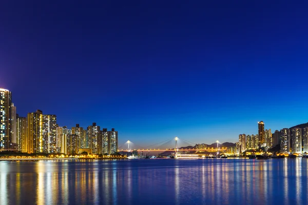 Immeuble résidentiel à Hong Kong la nuit — Photo